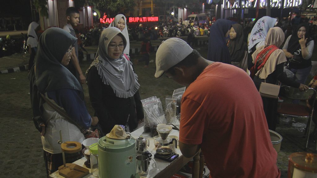 Menyeduh kopi dengan cara manual menggunakan dripper V60.
