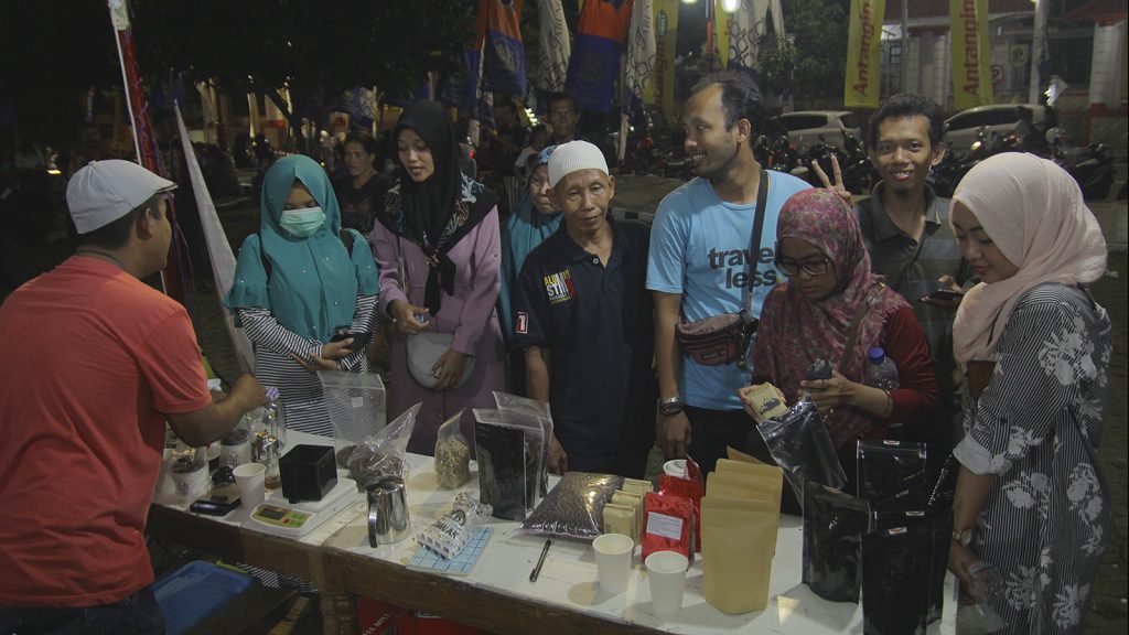 Berinteraksi dengan pengunjung Pasar Rakyat Wonogiri 2019.