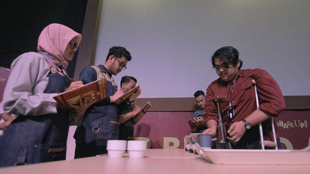 Surya Hadie dari Depok, Jawa Barat sedang menyeduh kopi di depan para juri WMBC III.
