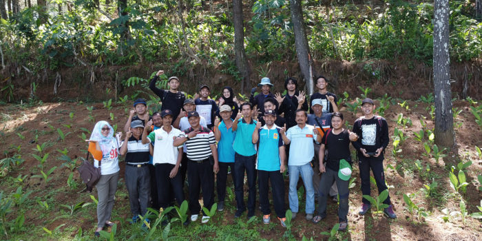 Foto Bersama Warga Dusun Ngroto, Desa Sukoharjo, Kecamatan Tirtomoyo, Setelah Acara Penanaman 1500 Pohon Kopi.